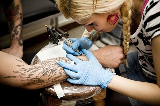 Conjunto de máquina de tatuagem rotativa profissional com fonte de alimentação sem fio e agulhas para cartuchos, máquina de maquiagem permanente para tatuagem e arte corporal